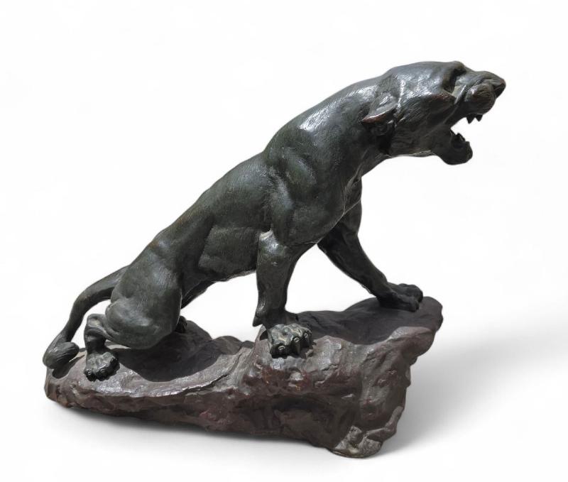 Sculpture en bronze d'une panthère de Louis Riché, capturant l'élégance et la puissance animale